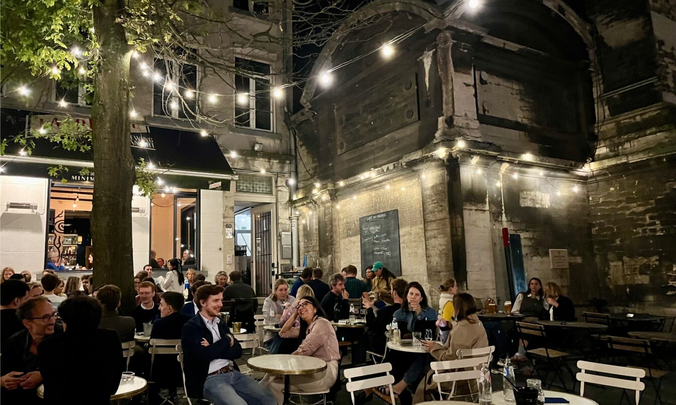 Die belebte Terasse des Café des Minimes in Brüssel