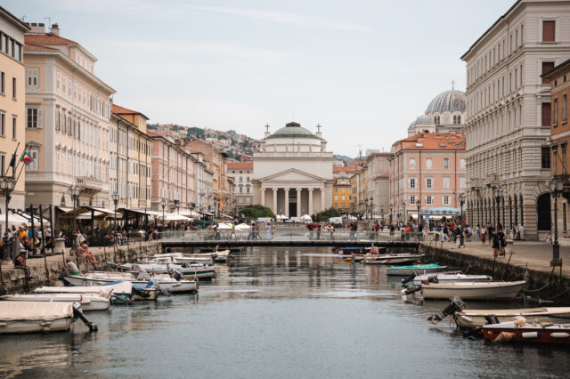 Blick auf Triest mit Booten und Brücke entlang des Canal Grande