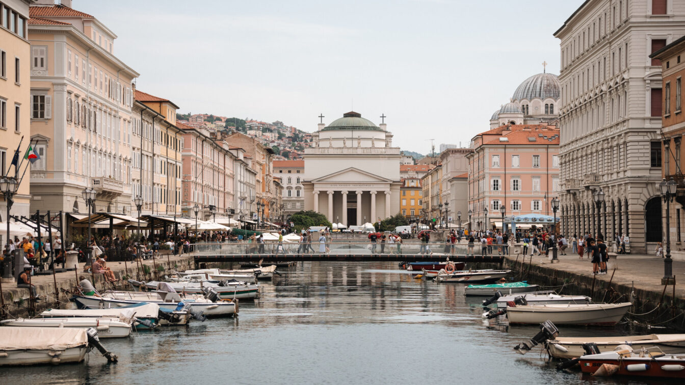 Blick auf Triest mit Booten und Brücke entlang des Canal Grande