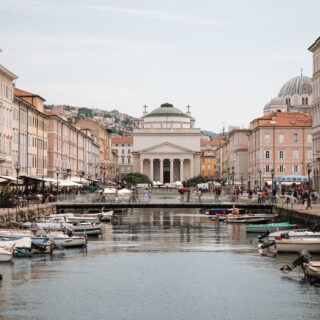 Blick auf Triest mit Booten und Brücke entlang des Canal Grande