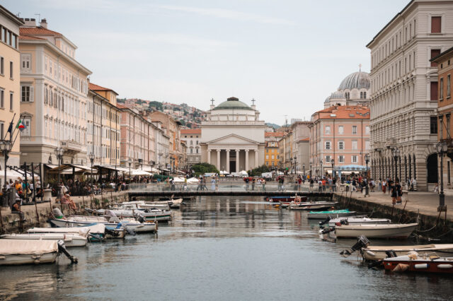 Blick auf Triest mit Booten und Brücke entlang des Canal Grande