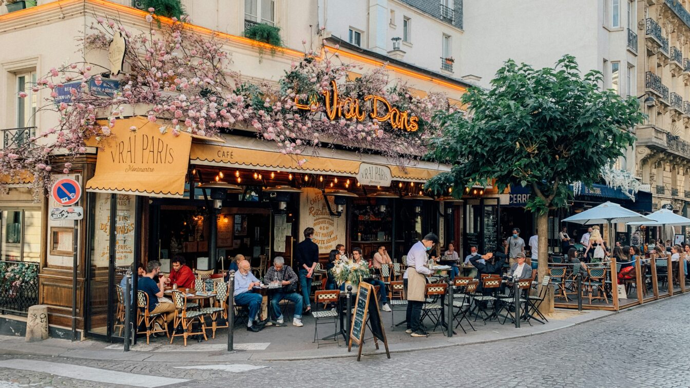 Das Restaurant Vrai in Paris, Menschen vor einem Lokal.