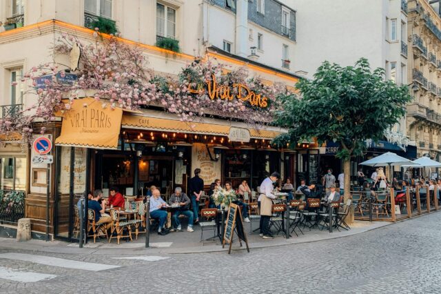 Das Restaurant Vrai in Paris, Menschen vor einem Lokal.