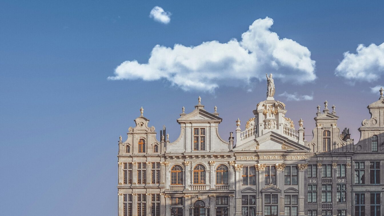 Historische Häuserfassaden am Grand-Place im Zentrum von Brüssel – beliebtes Viertel zum Übernachten für Städtereisen mit vielen Sehenswürdigkeiten, Restaurants und Hotels