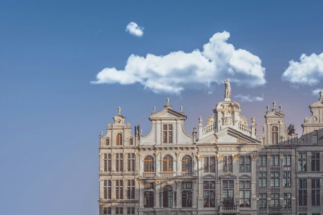 Historische Häuserfassaden am Grand-Place im Zentrum von Brüssel – beliebtes Viertel zum Übernachten für Städtereisen mit vielen Sehenswürdigkeiten, Restaurants und Hotels