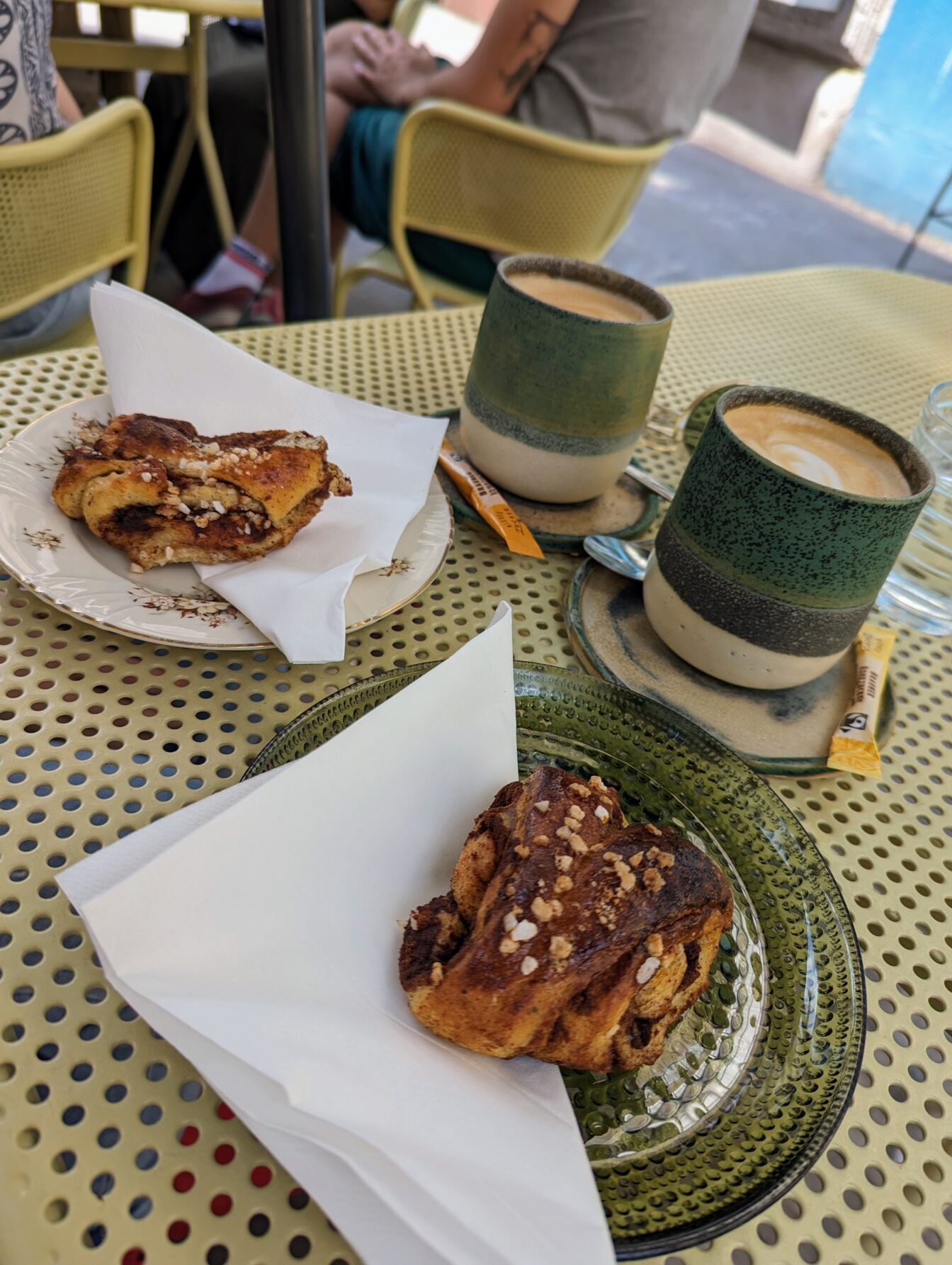 finnische Zimtschnecken und Kaffee im Café Ihana in Wien