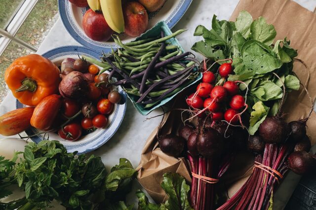Gemüse liegt auf einem Tisch