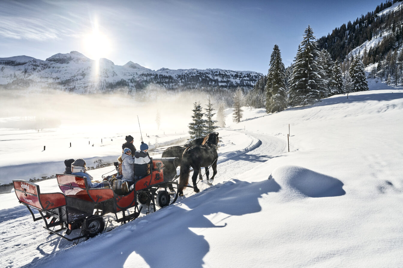 Eine Fahrt durch verschneite Winterlandschaft mit dem Pferdeschlitten durch Obertauern