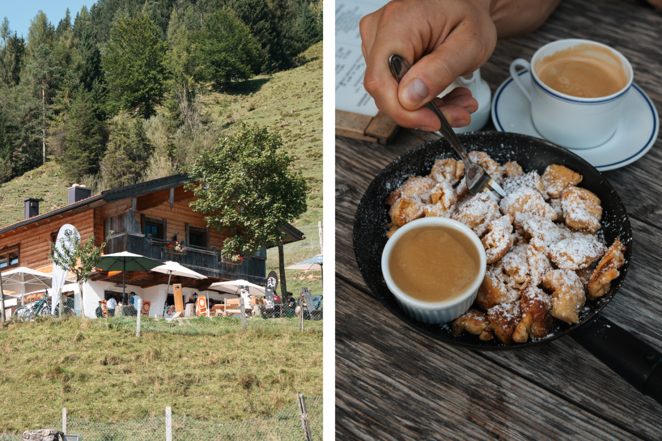 Seealm, Saalfelden, Hütte, Kaiserschmarrn, Links im Bild ist eine Berghütte auf einer Wiese zu sehen, umgeben von grünen Bäumen. Vor der Hütte befinden sich Sonnenschirme und eine Terrasse mit Gästen, die die Berglandschaft genießen. Rechts im Bild wird eine Hand gezeigt, die mit einer Gabel Kaiserschmarrn aus einer Pfanne isst, der mit Puderzucker bestäubt ist. Daneben steht ein kleines Schälchen mit Apfelmus sowie eine Tasse Kaffee auf einem Holztisch.