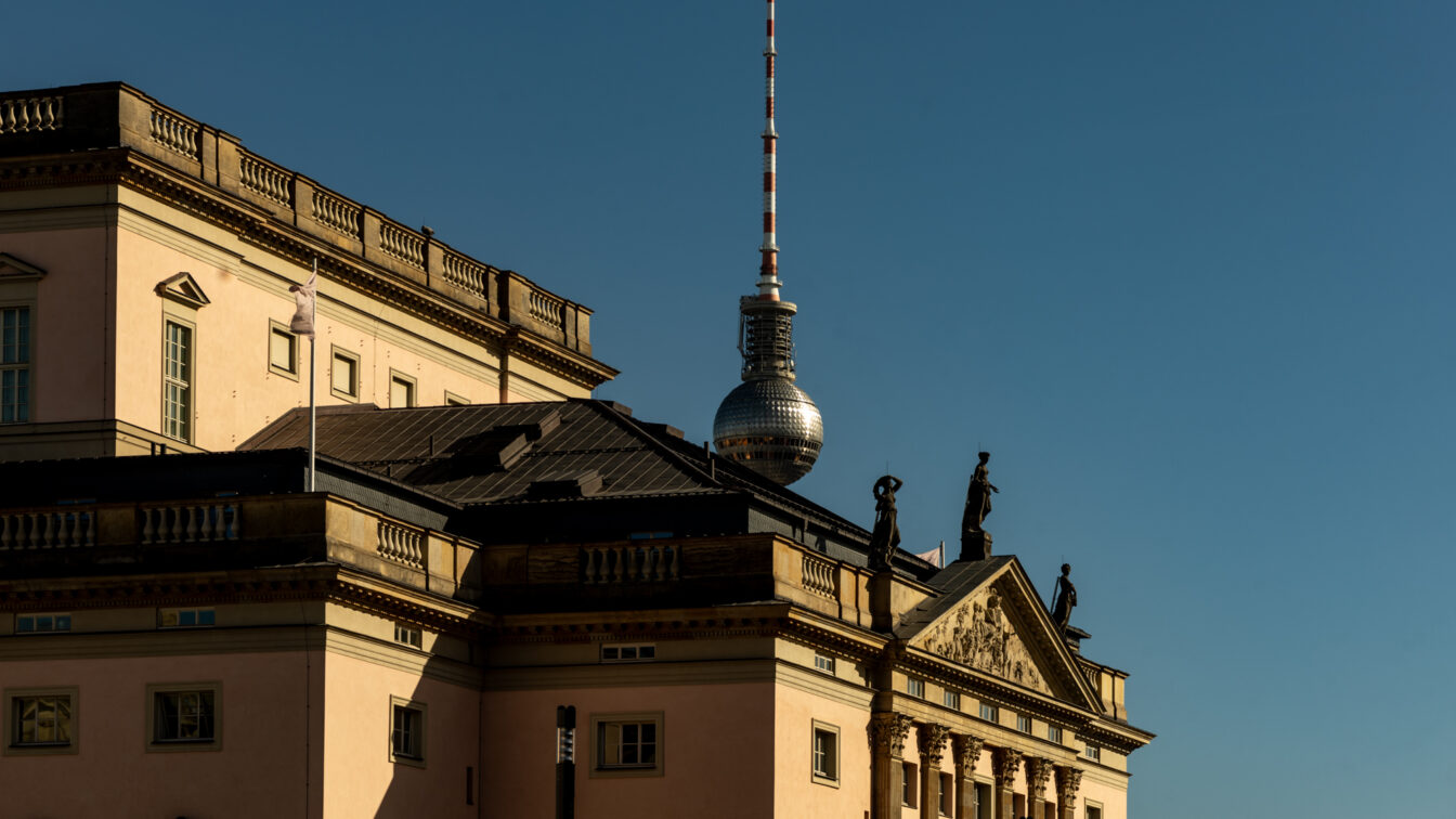 Ein Bild vom Fernsehturm in Berlin, beleuchtet von der Sonne im Winter