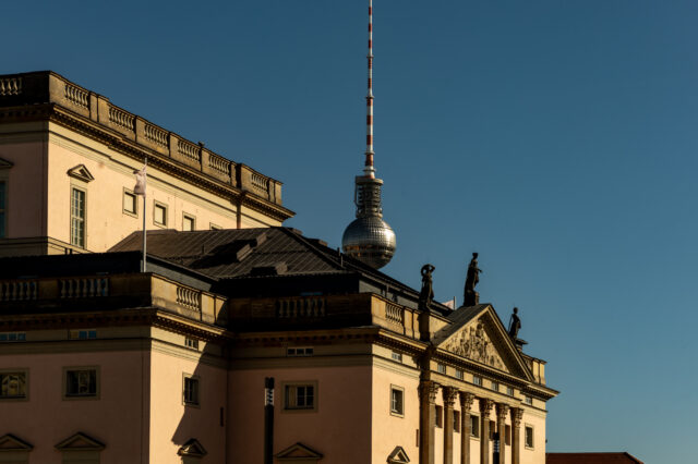 Ein Bild vom Fernsehturm in Berlin, beleuchtet von der Sonne im Winter