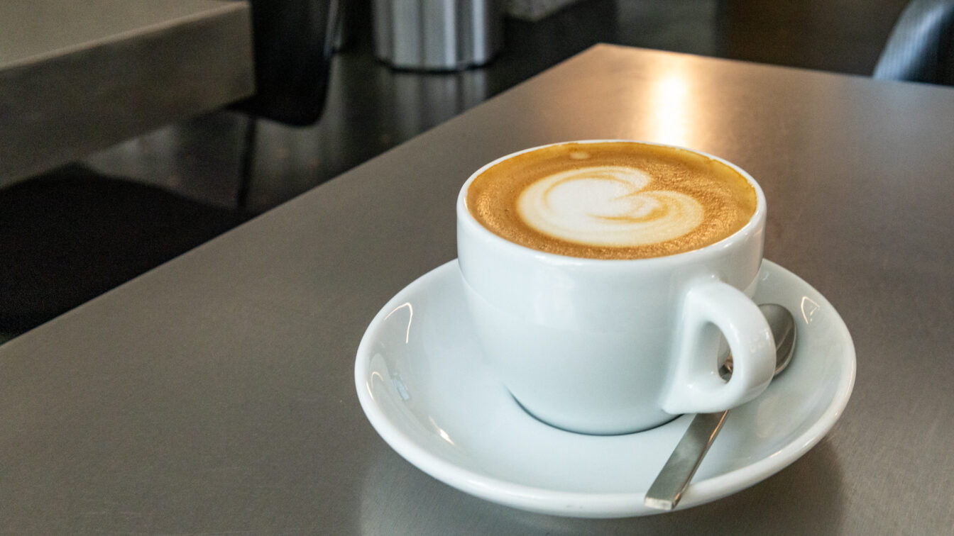 Ein Cappucino im Draft Café in Zürich, einem der besten Cafés der Stadt