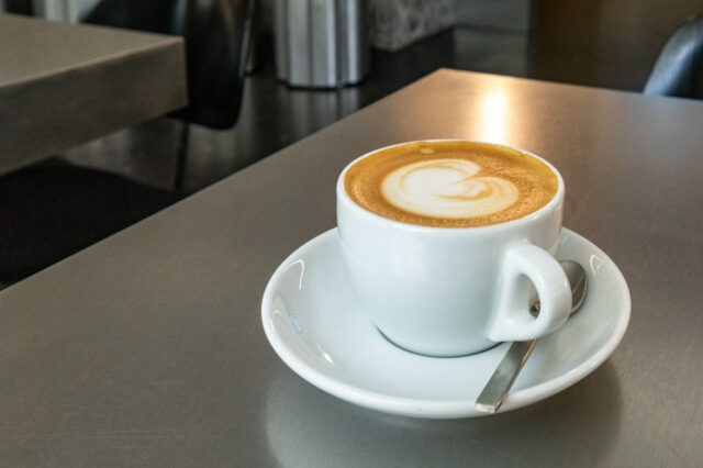 Ein Cappucino im Draft Café in Zürich, einem der besten Cafés der Stadt
