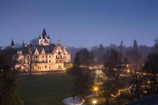 Blick auf das abendlich beleuchtete Schloss Grafenegg