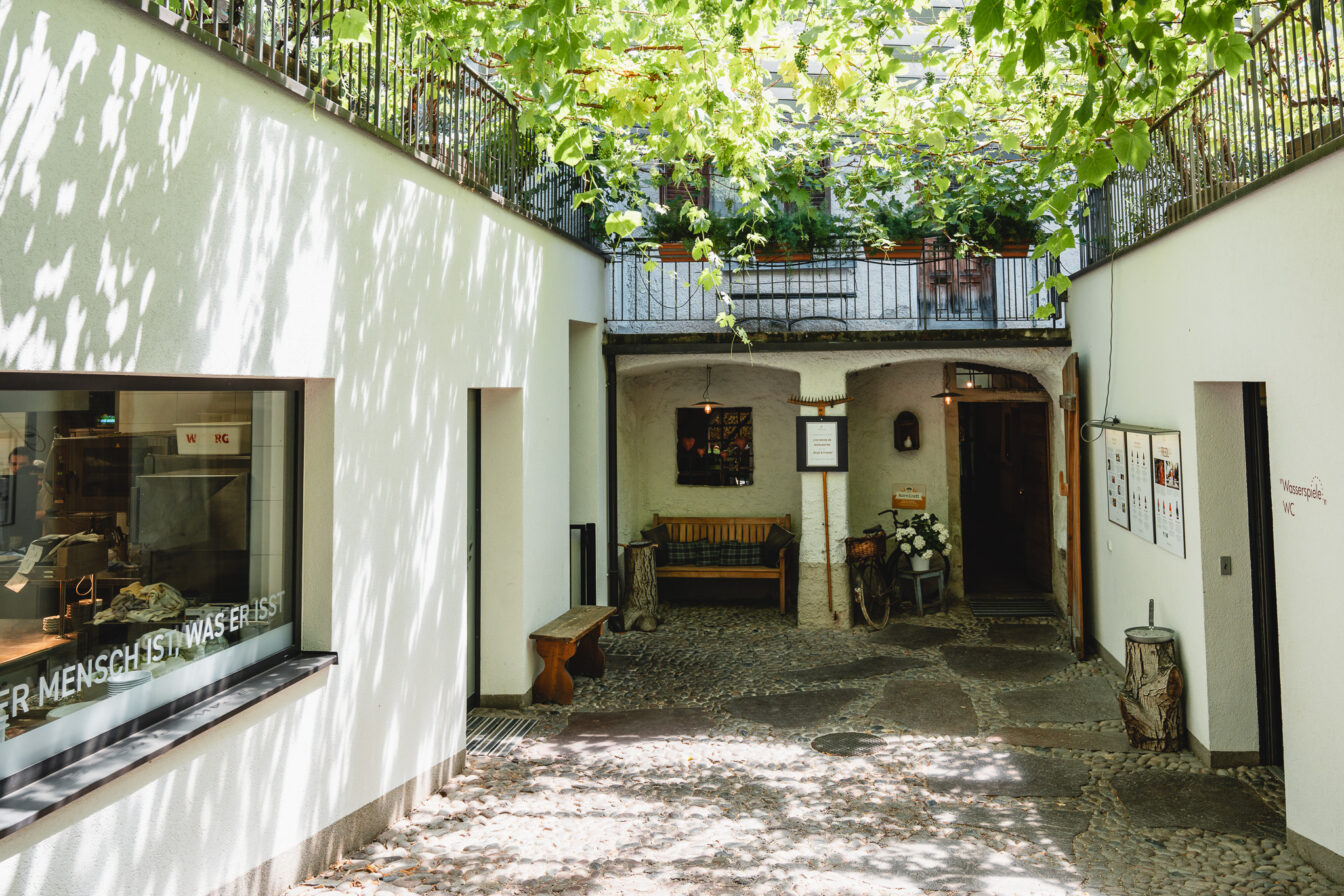 Ein sonniger Weg zu einer begrünten Loaklität in Südtirol.