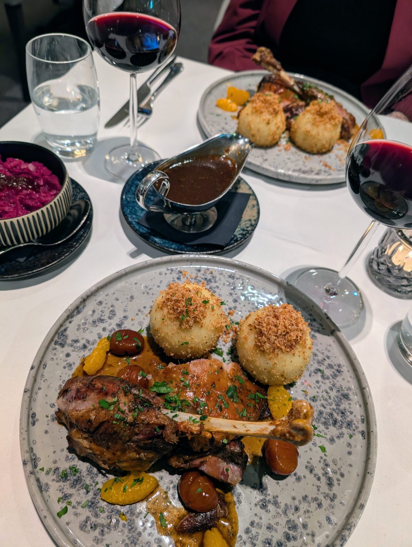 Martinigansl mit Knödel und Rotkraut im Restaurant Béla Béla in Wien