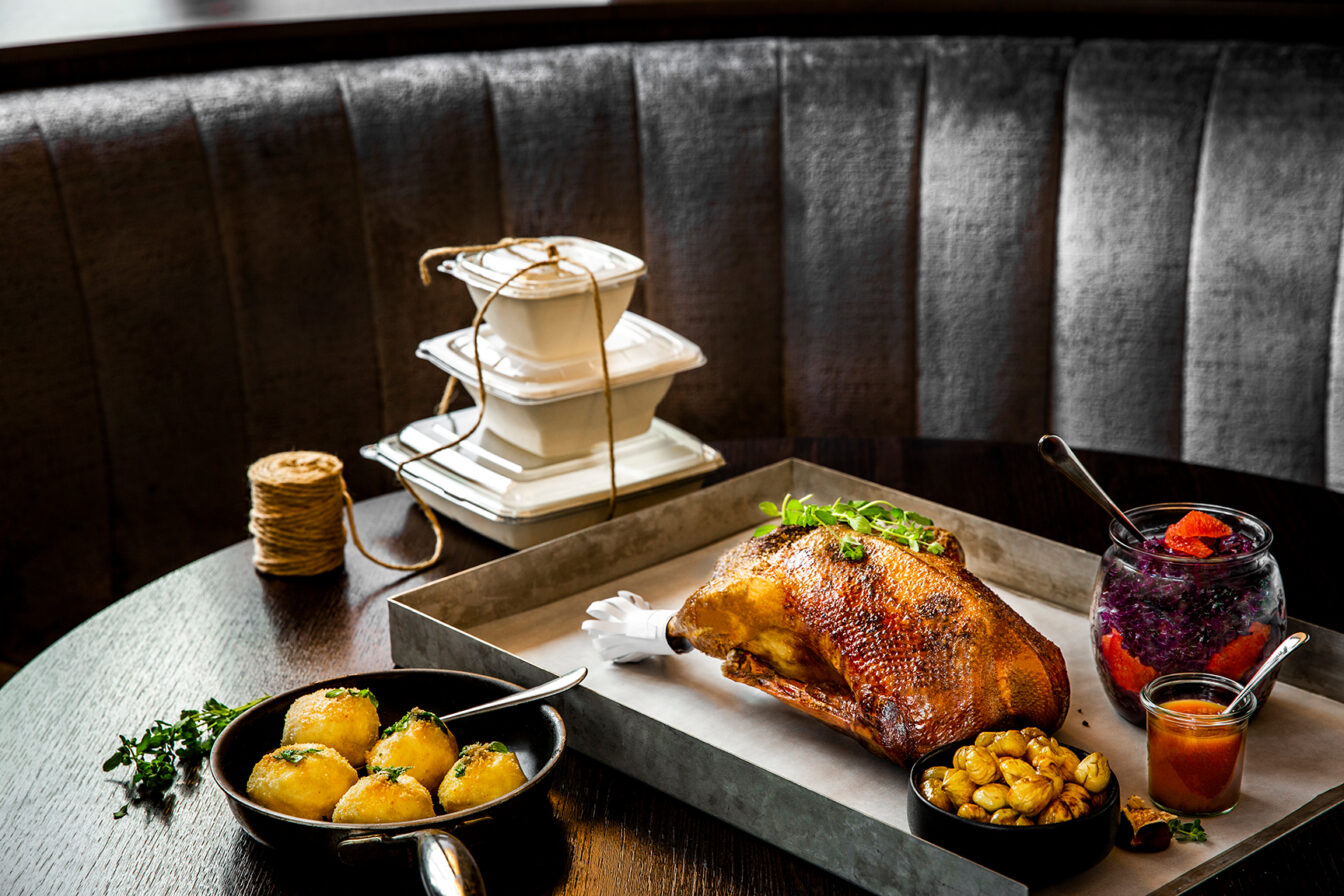 Gansl mit Beilagen als Lieferservice im Restaurant des Steigenberger Hotels Herrenhof in Wien