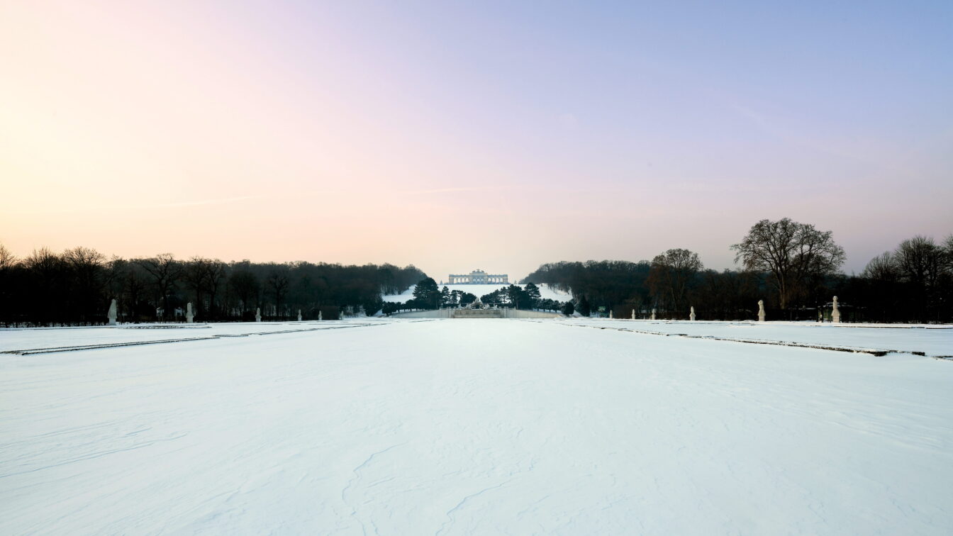 die verschneiten Gloriette beim Schloss Schönbrunn im Winter in Wien