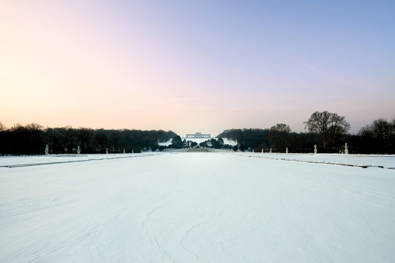 die verschneiten Gloriette beim Schloss Schönbrunn im Winter in Wien