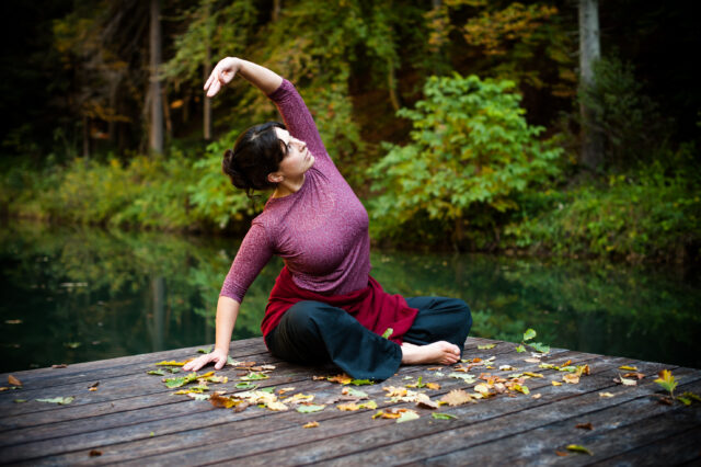 Yoga am Naturbadeteich im Wald hinter dem Biohotel der daberer