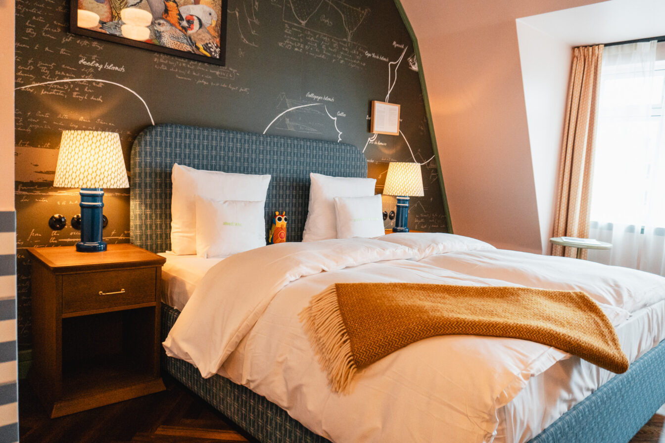 Das große Zimmer im 25hours Hotel Indre By in Kopenhagen.