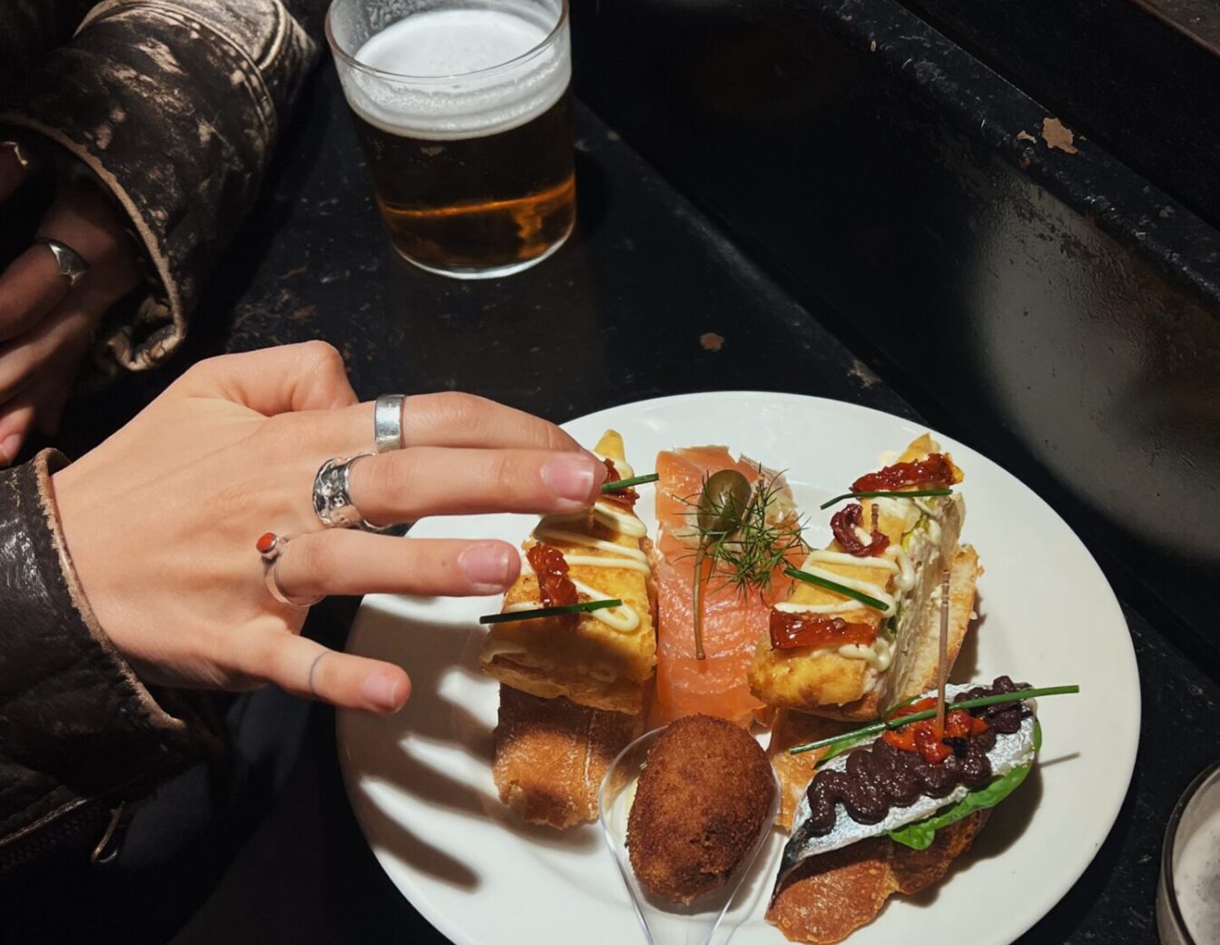 Pinchos und Bier am Fenster im Golfo de Bizkaia