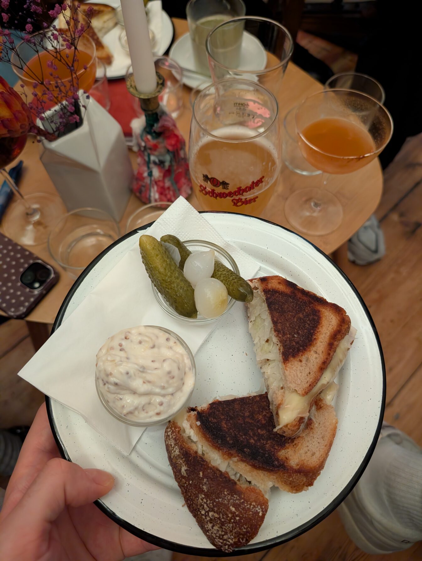 Sandwiches und Drinks in der Milchfrau Bar in Wien