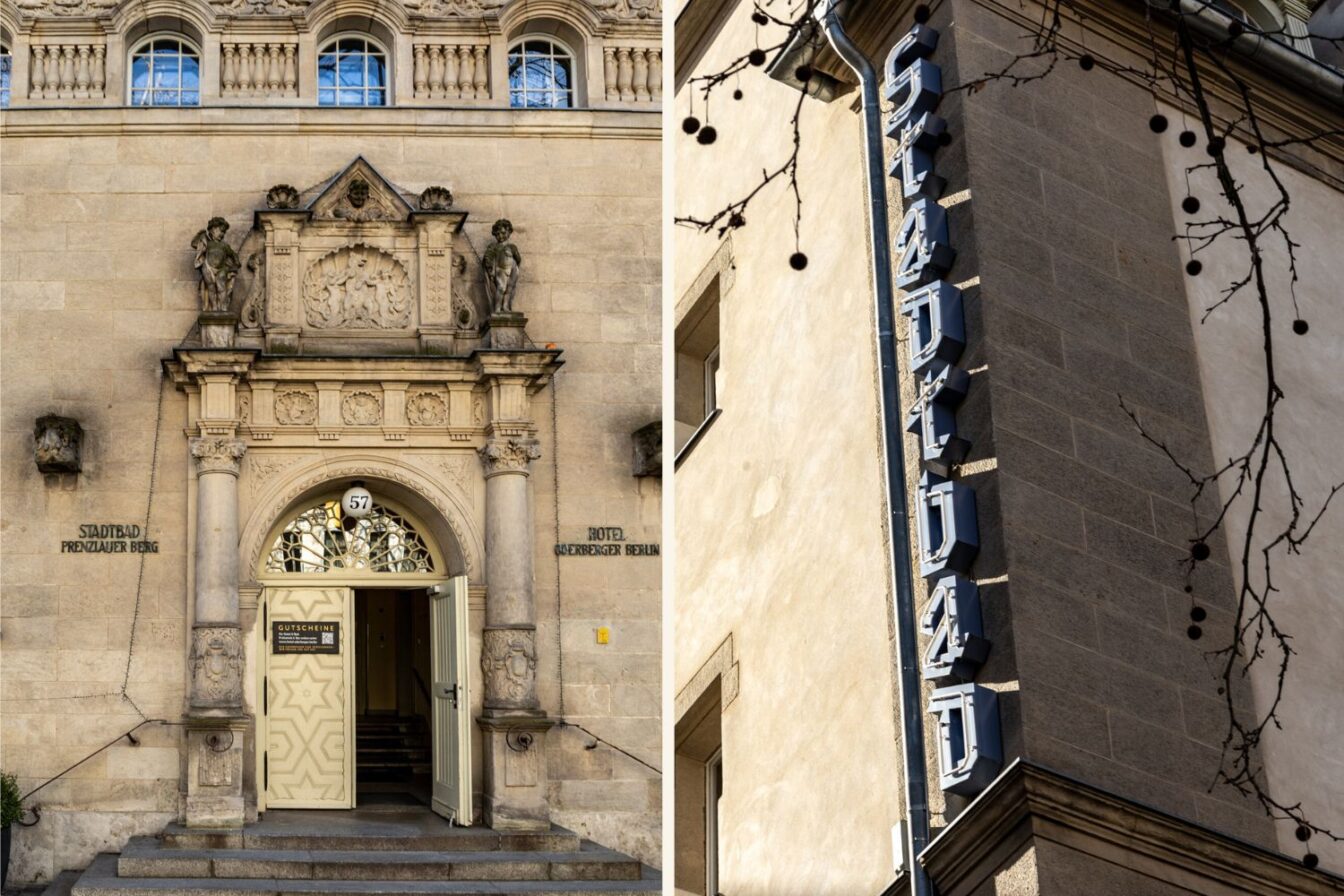Zweiteiliges Bild des historischen Stadtbads Oderberger in Berlin-Prenzlauer Berg. Links eine frontal aufgenommene Aufnahme des Eingangs mit einer reich verzierten Steinfassade. Über dem Rundbogenportal befinden sich Skulpturen und kunstvolle Reliefs, die das Gebäude schmücken. Die Tür steht offen, und eine Treppe führt ins Innere. An der Wand sind die Schriftzüge 'STADTBAD PRENZLAUER BERG' und 'HOTEL ODERBERGER BERLIN' zu sehen. Rechts eine Nahaufnahme des Gebäudeecks mit dem blauen vertikalen Schriftzug 'STADTBAD' in Retro-Typografie, der an der Fassade angebracht ist. Im Vordergrund ragen Zweige mit kleinen kugelförmigen Früchten ins Bild. Das Sonnenlicht wirft markante Schatten auf die sandfarbene Wand.