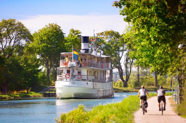 Gota Kanal in Schweden mit Fähre und Radfahrer*innen