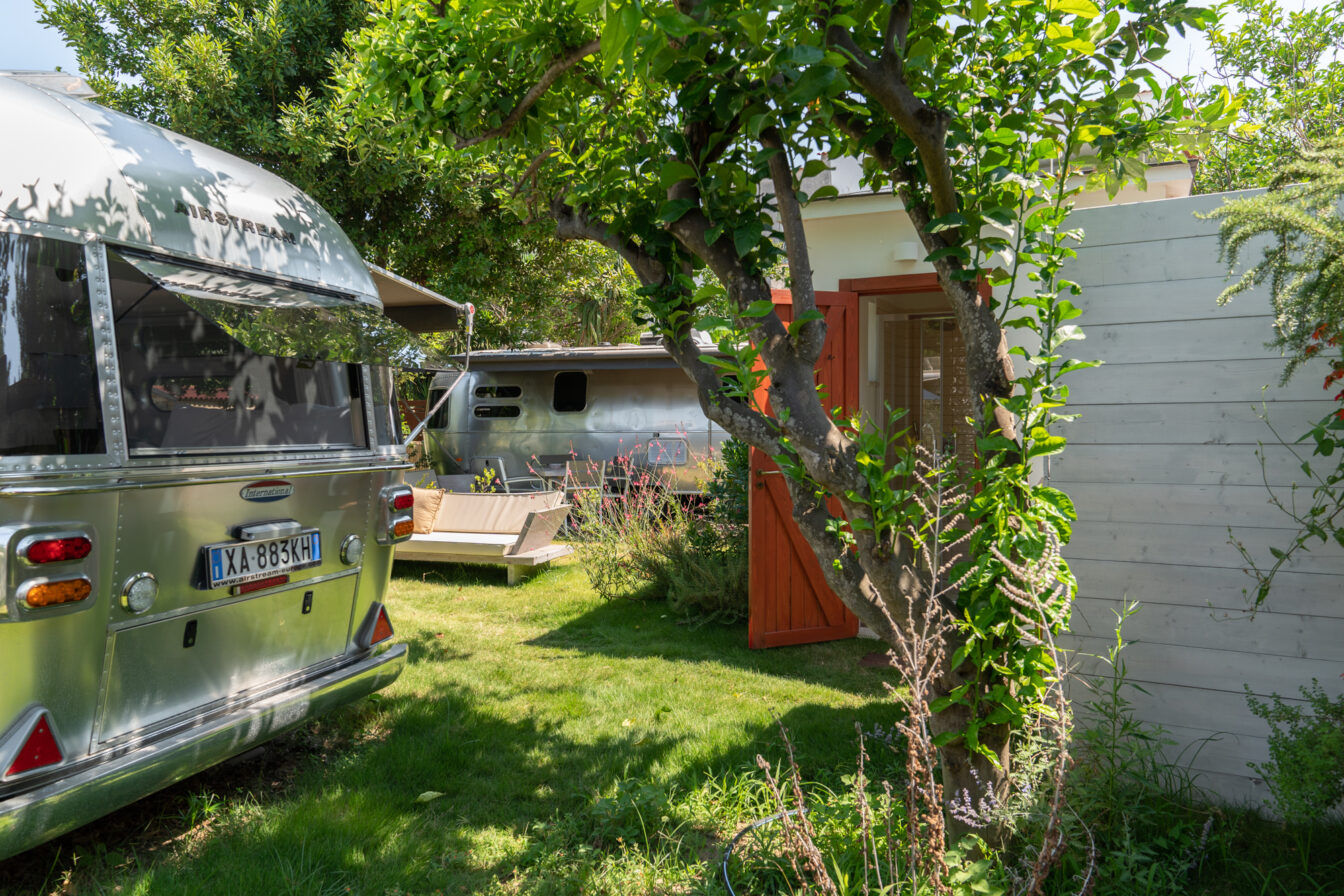 Airstream-Wohnwagen auf begrüntem Campingplatz