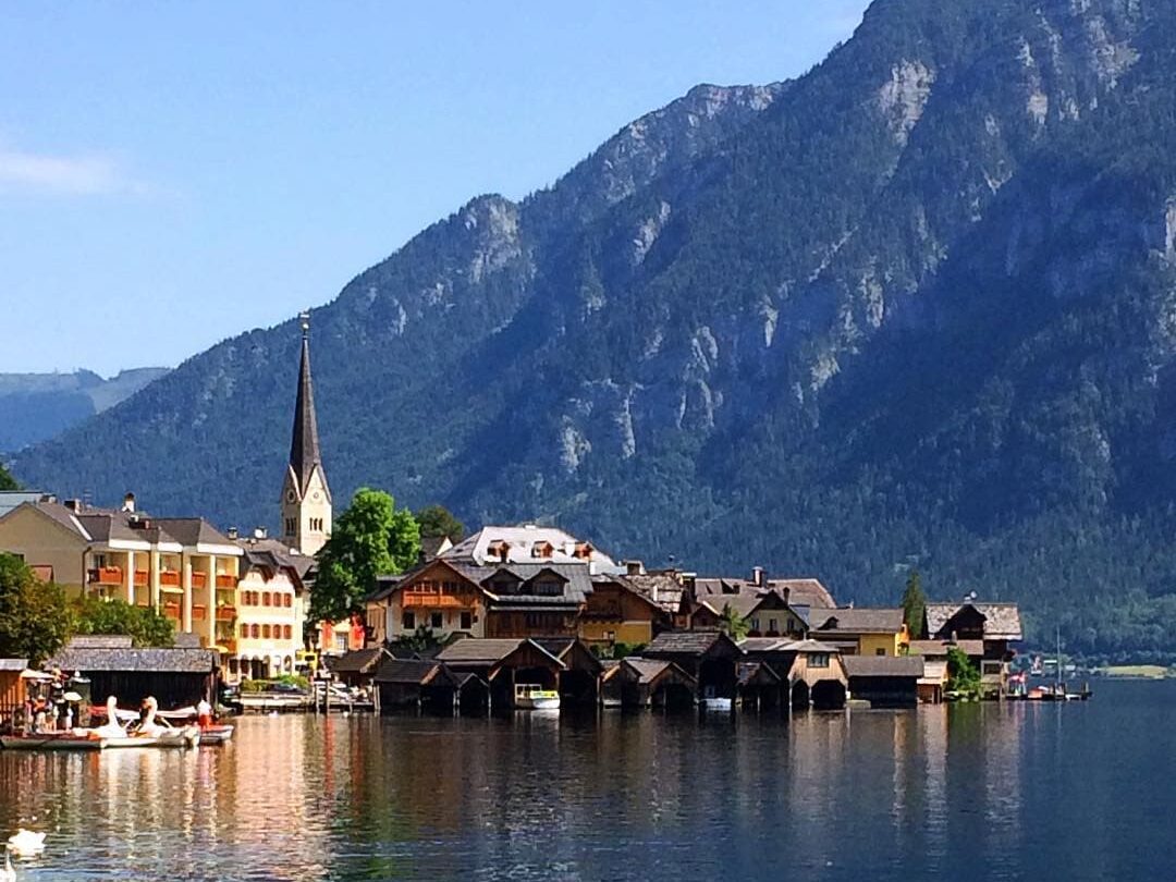 Ein Bild von Halltsatt, aufgenommen vom Hallstätter See, der Teil des Salzkammergut Radwegs ist