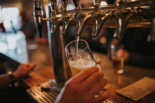 Bier wird frisch gezapft