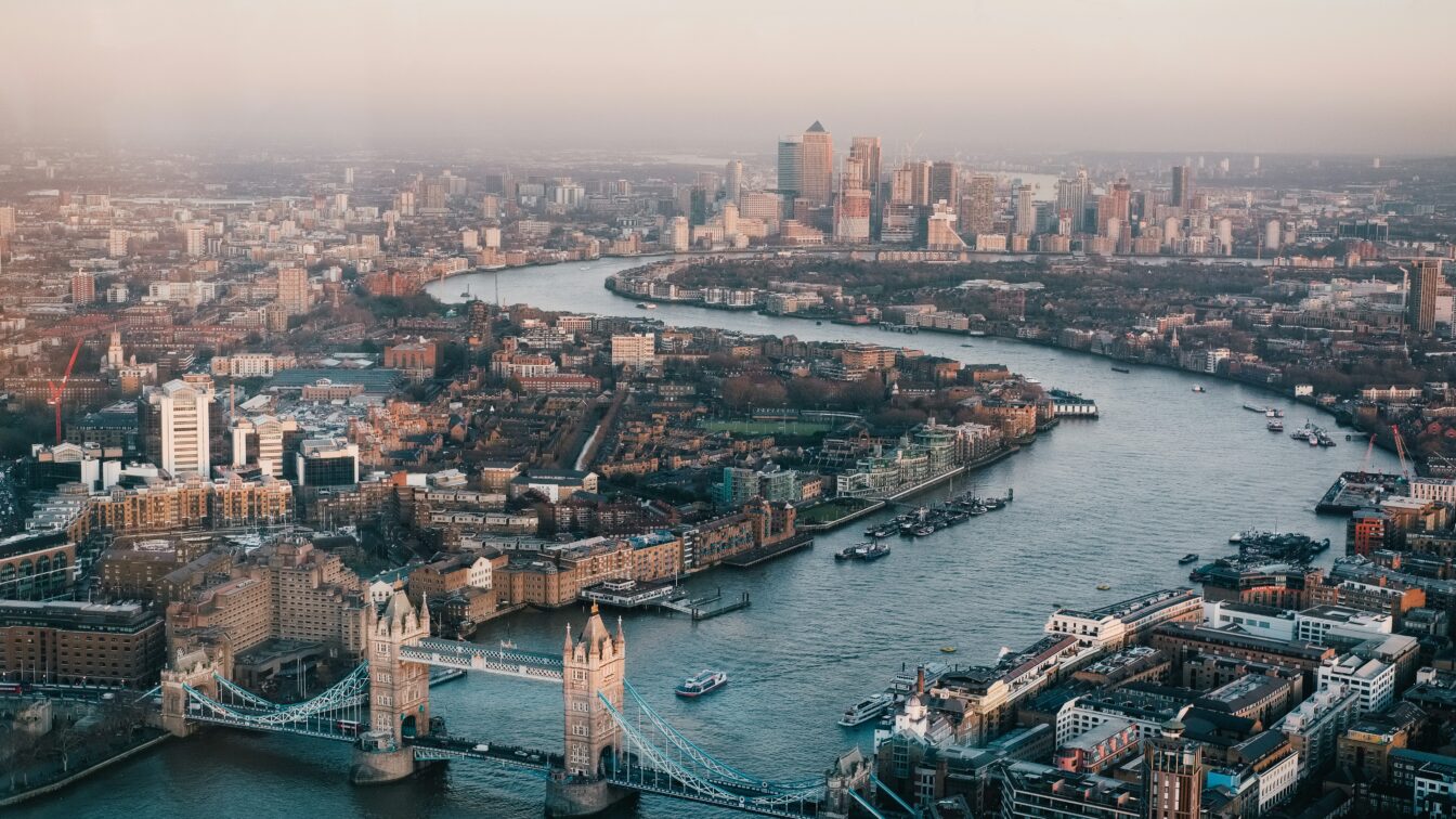 Themse London mit Blick auf die Tower Bridge
