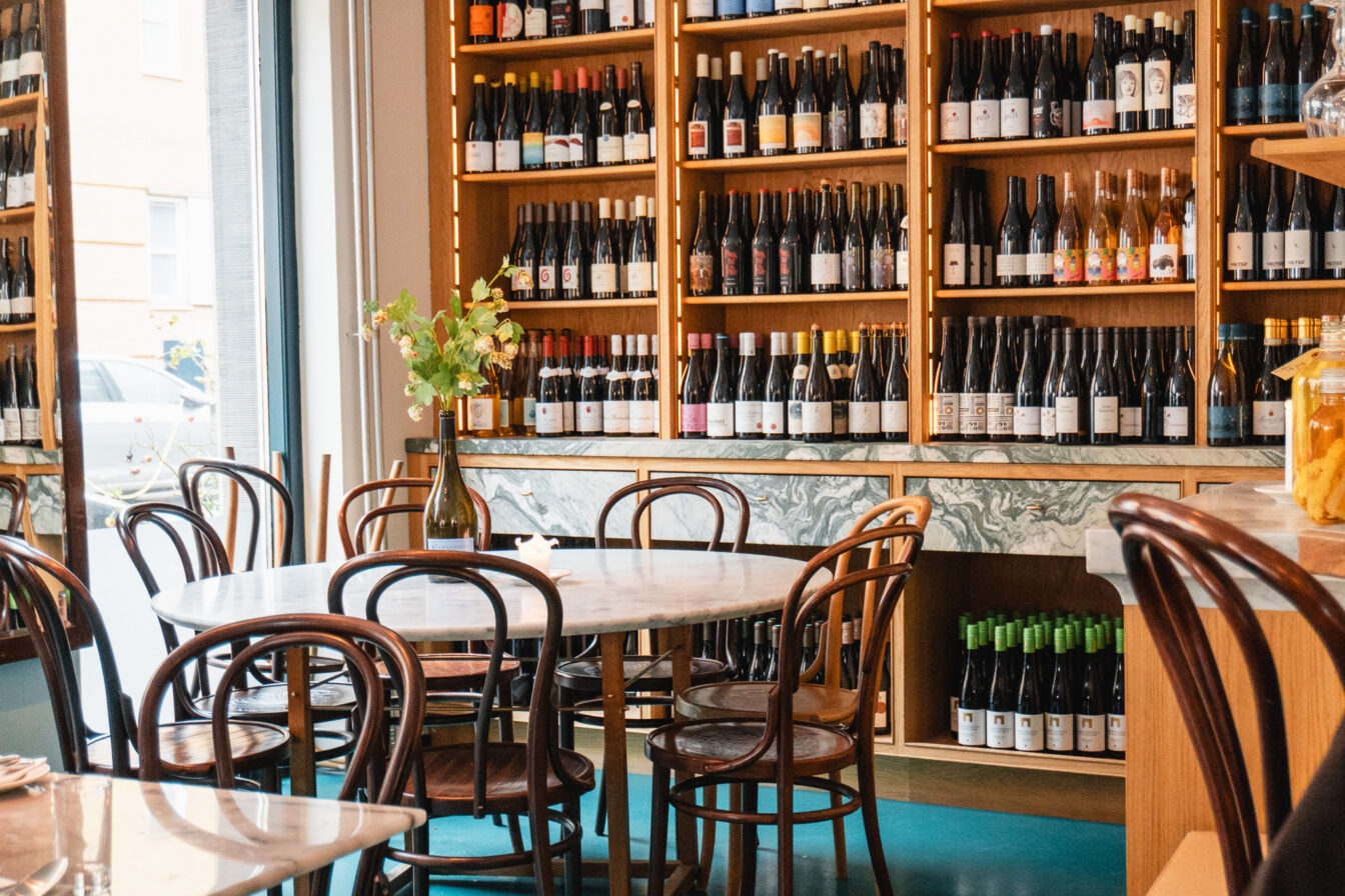 Der Gastraum der Bottega Barlie in kopenhagen mit großer Weinauswahl.