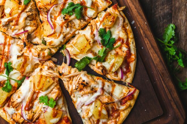 Pizza Hawaii mit Schinken, Ananas und Koriander
