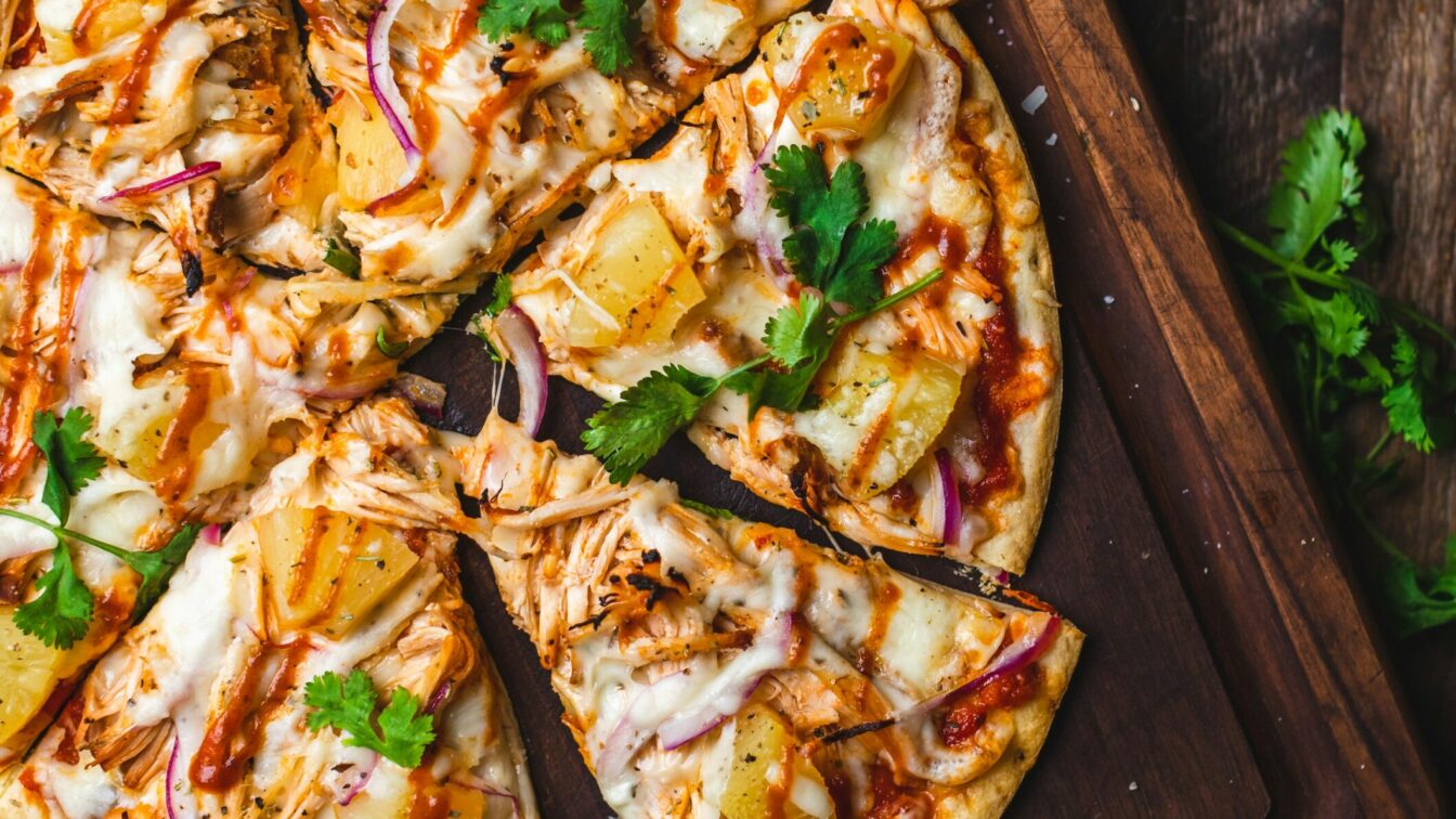 Pizza Hawaii mit Schinken, Ananas und Koriander