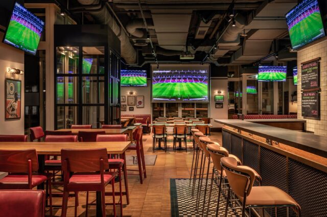 Auf Bildschirmen in der Champions Sports Bar in Wien wird Fußball gezeigt