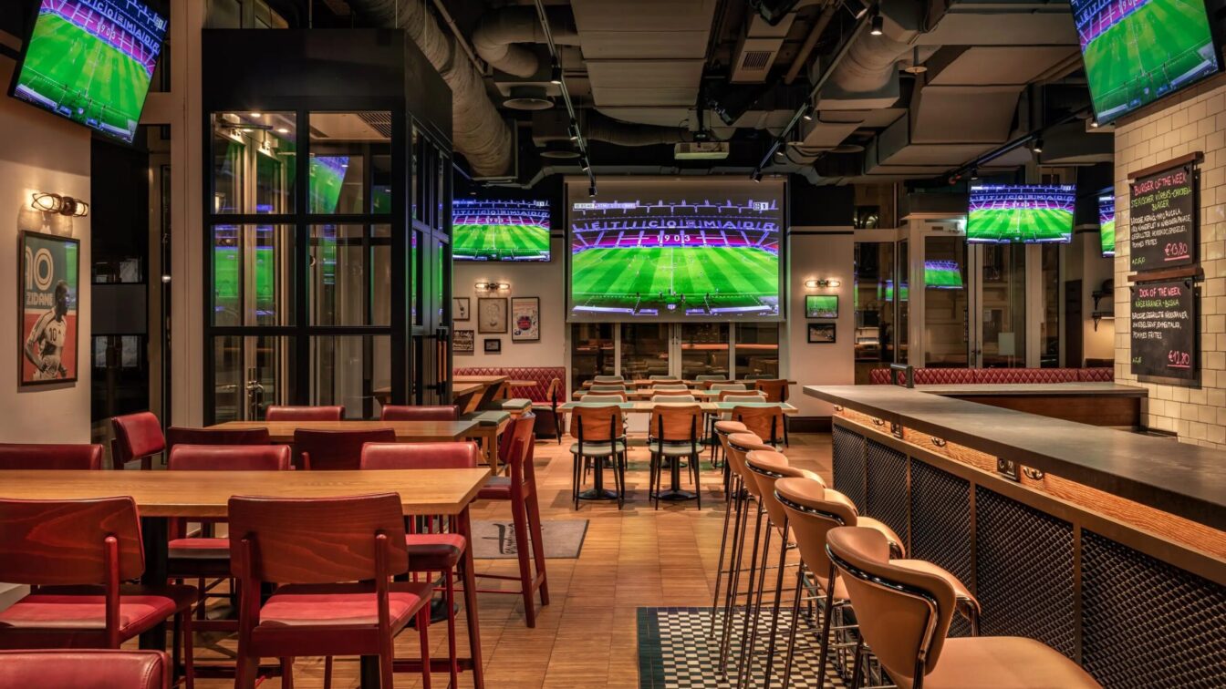 Auf Bildschirmen in der Champions Sports Bar in Wien wird Fußball gezeigt