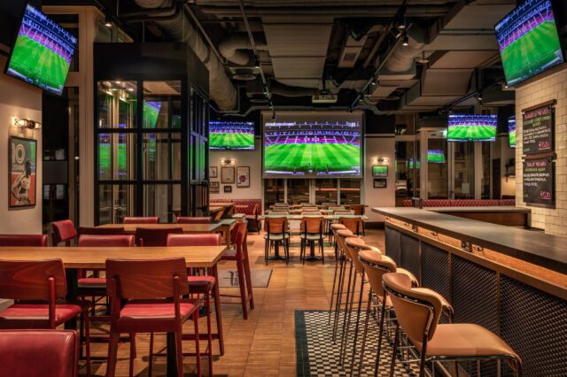 Auf Bildschirmen in der Champions Sports Bar in Wien wird Fußball gezeigt