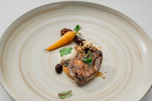 Fine Dining Plating mit Karotte und Steak