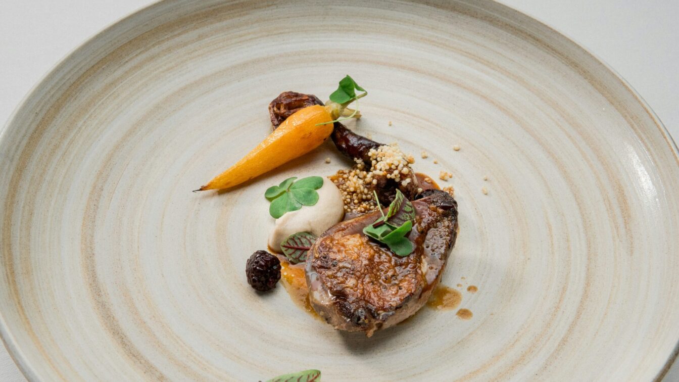 Fine Dining Plating mit Karotte und Steak