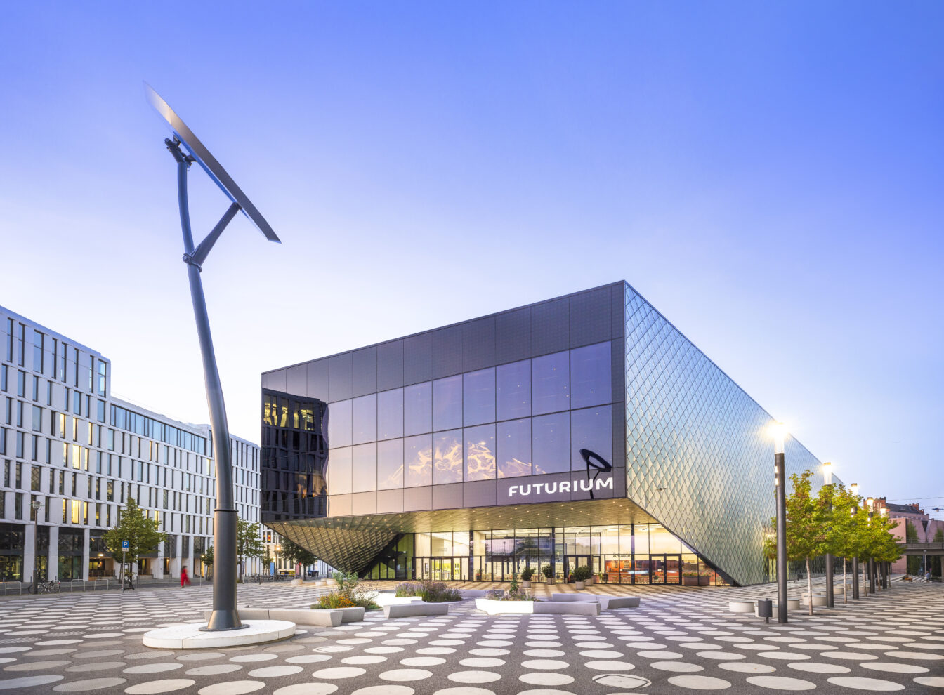 (c) David von Becker | Futurium Abendstimmung (Vorplatz Süd) 