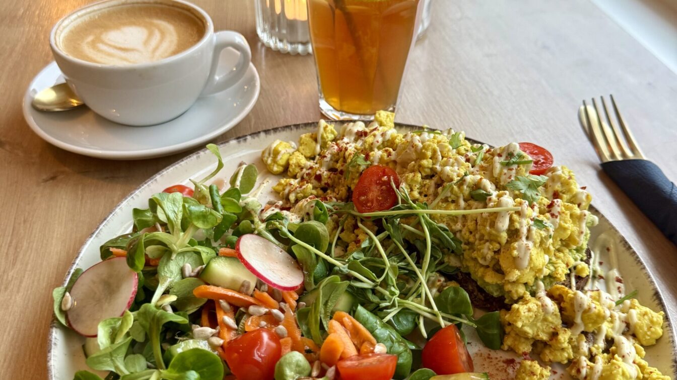 Easy Peasy Café und Brunch mit Kaffee und Eistee