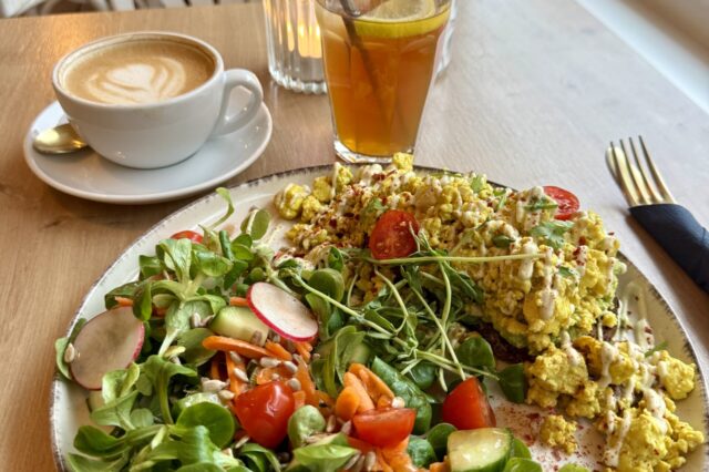 Easy Peasy Café und Brunch mit Kaffee und Eistee