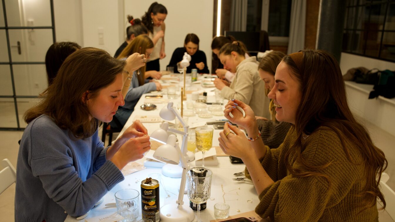 Teilnehmerinnen machen Schmuck selbst bei Jas Jewelry