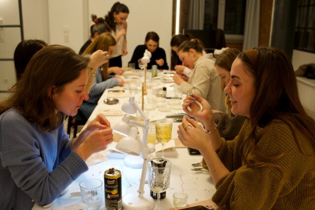 Teilnehmerinnen machen Schmuck selbst bei Jas Jewelry