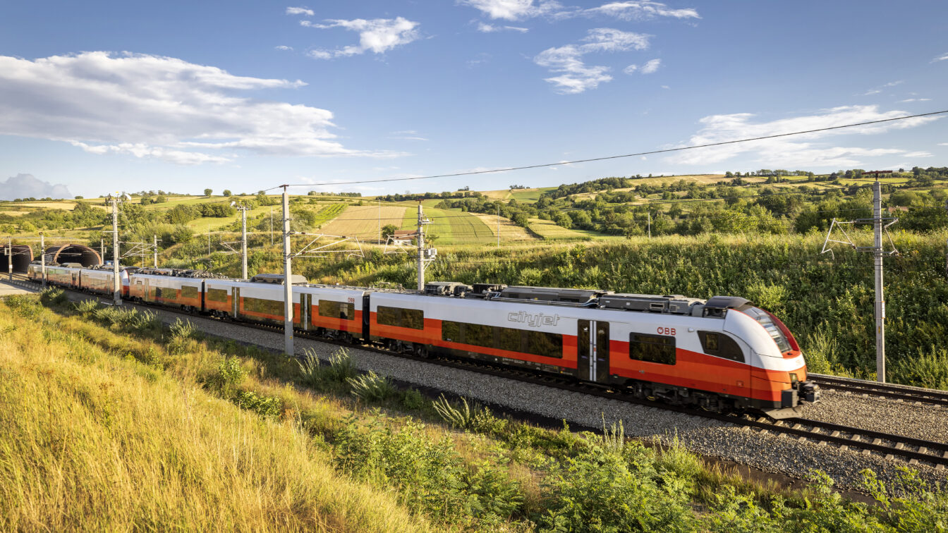 ÖBB Zug der durch Österreich fährt