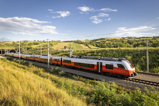 ÖBB Zug der durch Österreich fährt