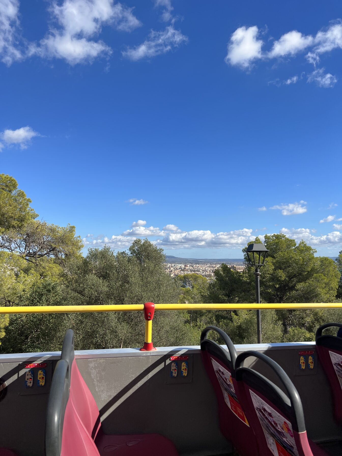 DEr Blick vom Hop-on, Hop-off Bus auf Mallorca.