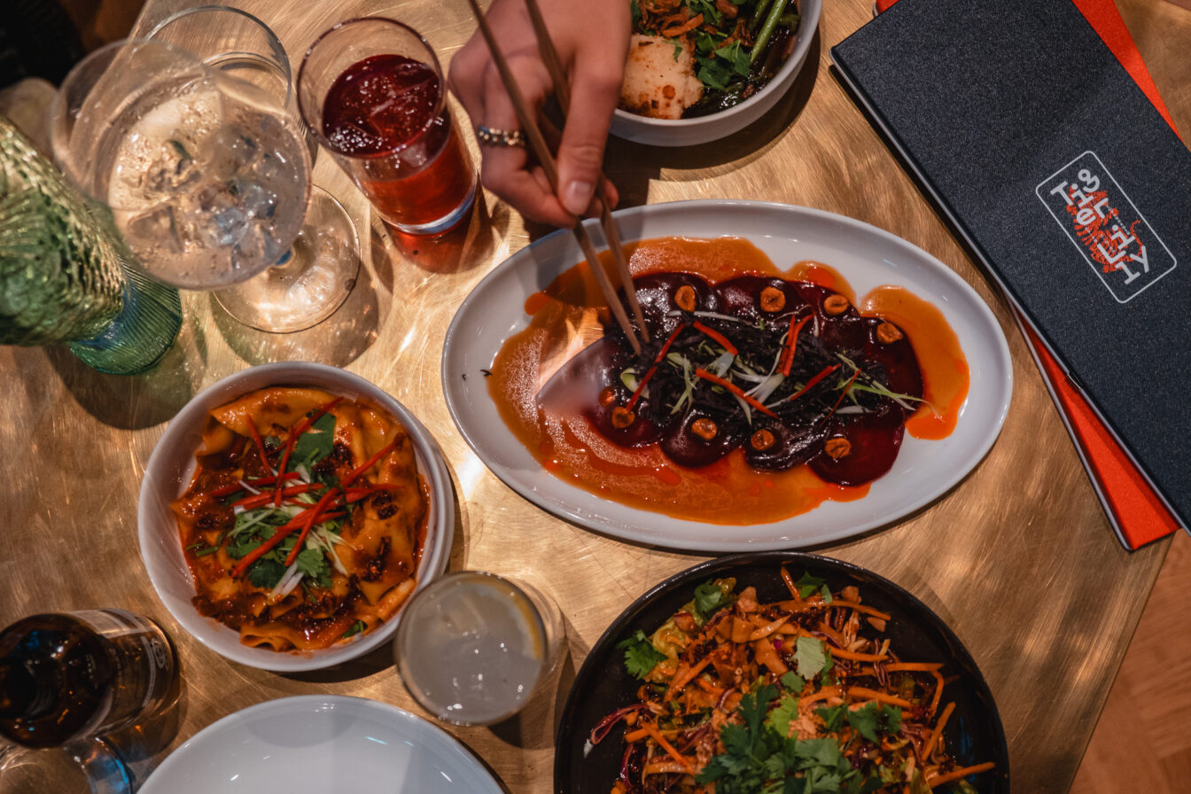 Ein gedeckter Tisch mit asiatischen Gerichten im Tiger Lily Kopenhagen.